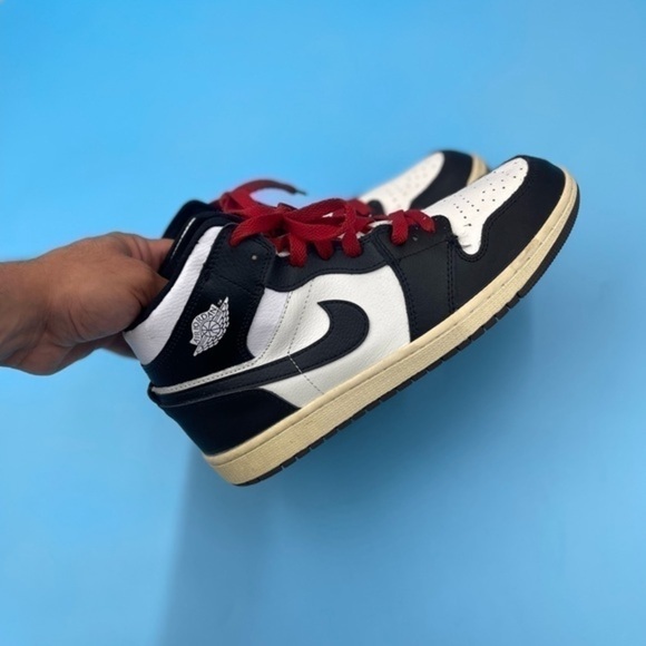 NIKE Jordan 1 Black / White main image 4